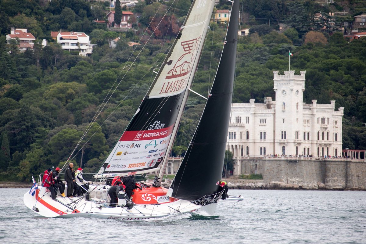Galleria foto 'Vela, bora e spettacolo: la Barcolana numero 47 va a “Robertissima III”' - foto 3