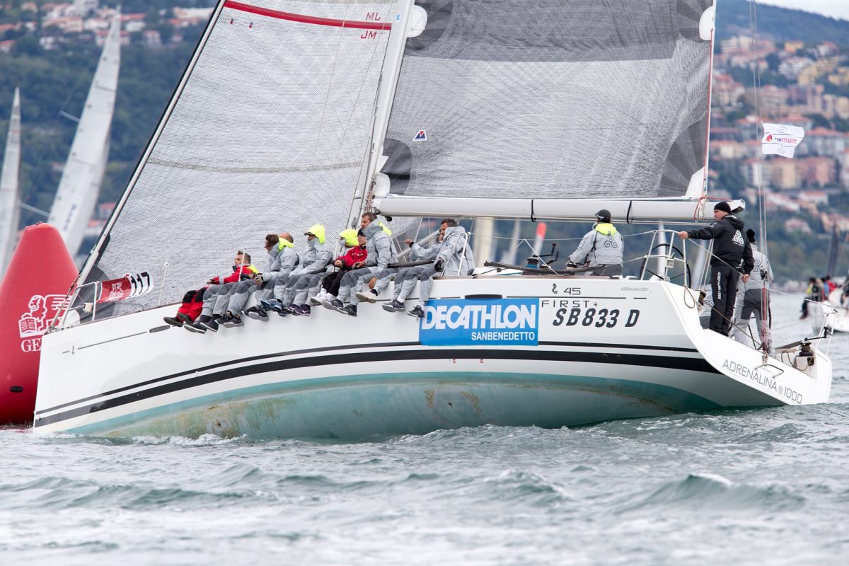 Galleria foto 'Vela, bora e spettacolo: la Barcolana numero 47 va a “Robertissima III”' - foto 4