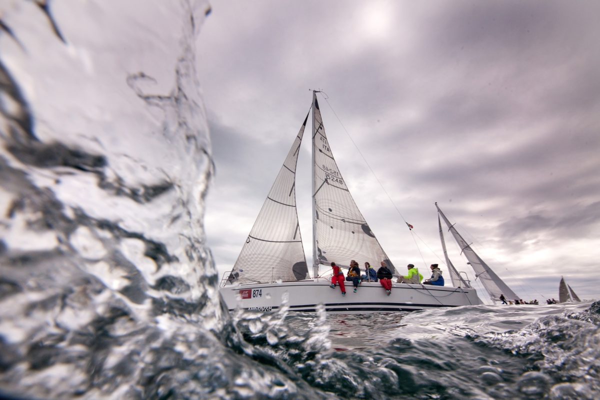 Galleria foto 'Vela, bora e spettacolo: la Barcolana numero 47 va a “Robertissima III”' - foto 5
