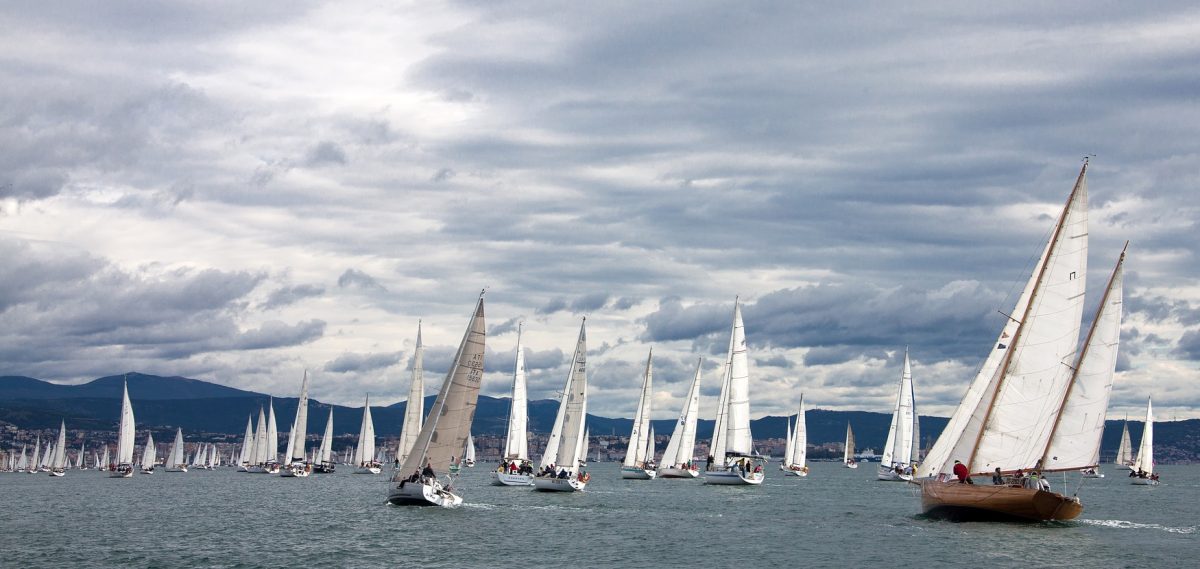 Galleria foto 'Vela, bora e spettacolo: la Barcolana numero 47 va a “Robertissima III”' - foto 7