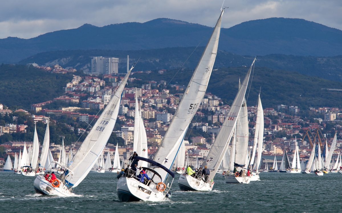 Galleria foto 'Vela, bora e spettacolo: la Barcolana numero 47 va a “Robertissima III”' - foto 8