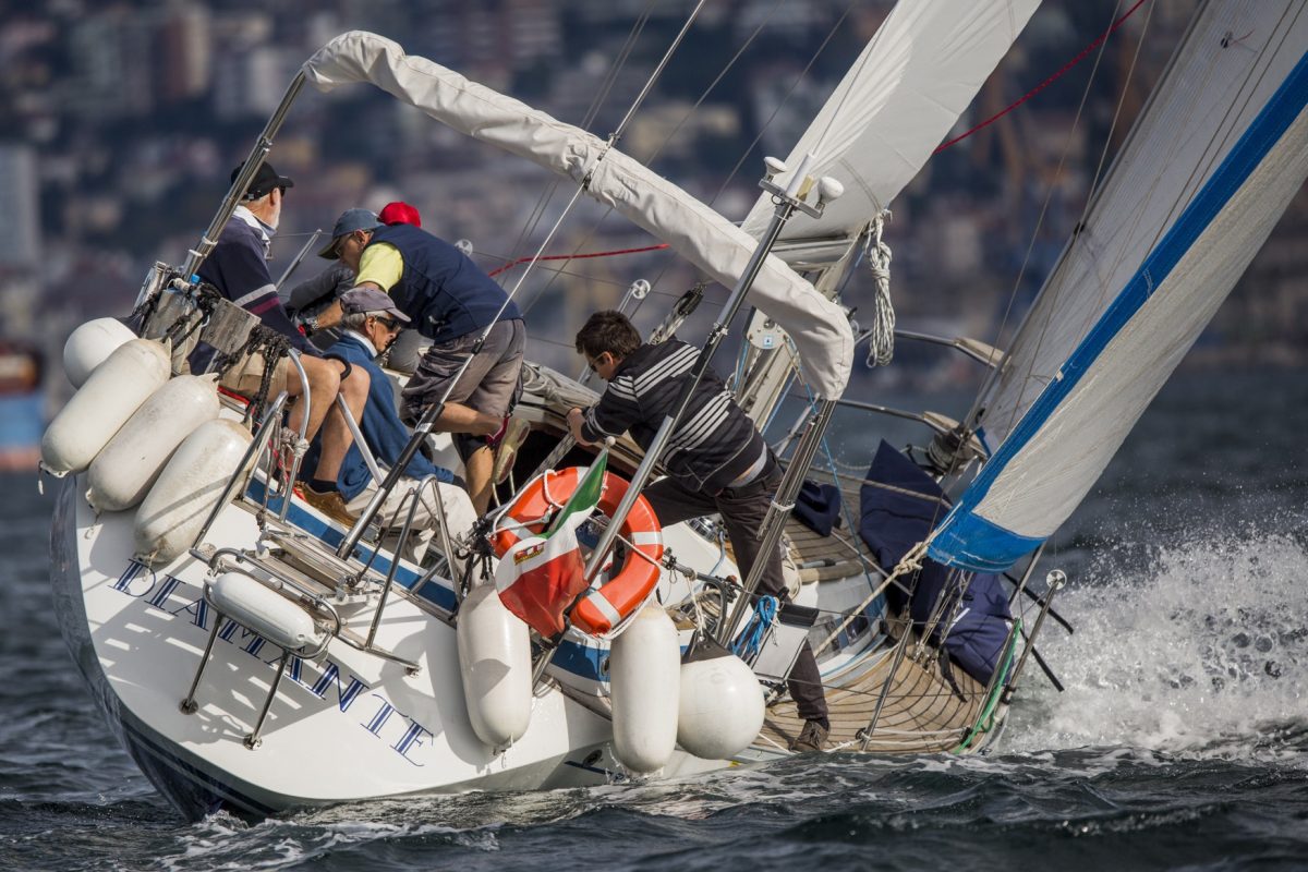 Galleria foto 'Vela, bora e spettacolo: la Barcolana numero 47 va a “Robertissima III”' - foto 21