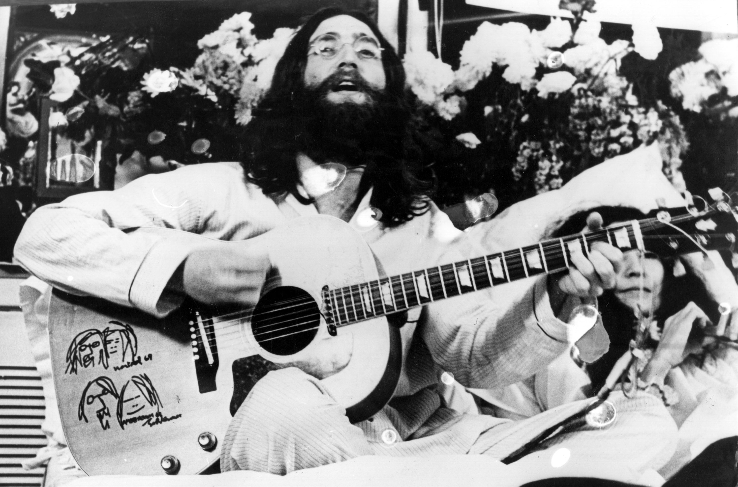John Lennon avrebbe 75 anni: il mondo lo celebra – Video John Lennon avrebbe 75 anni: il mondo lo celebra – Video