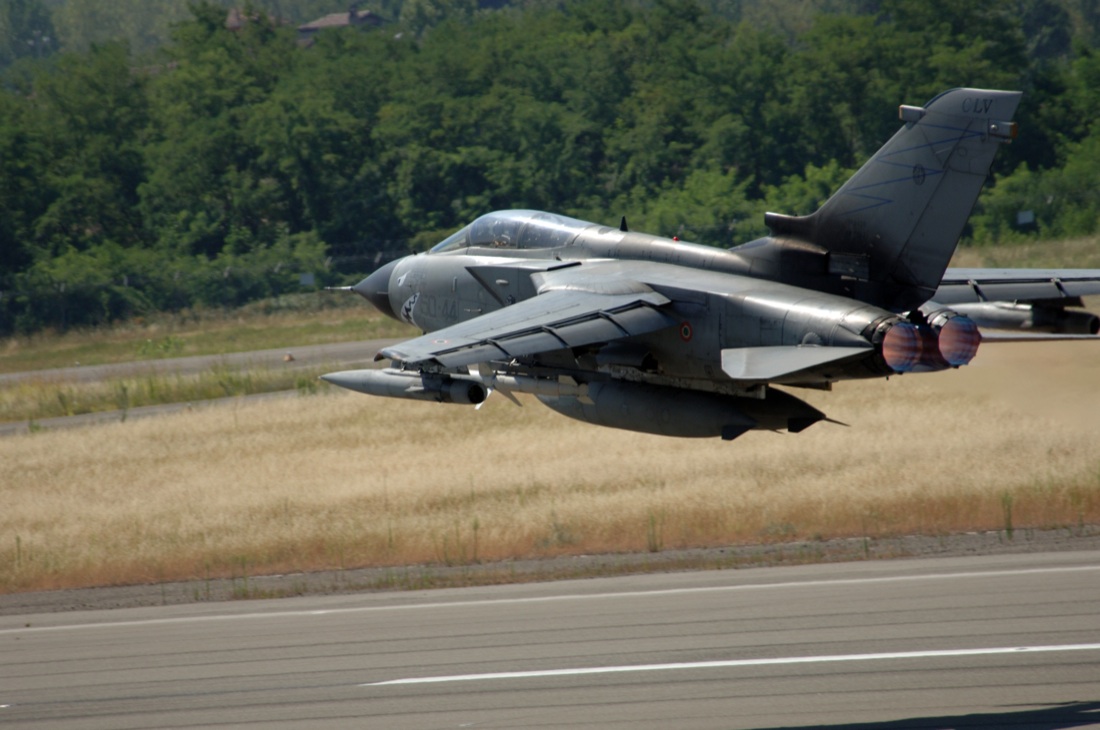 Bombardamenti italiani in guerra: foto di un secolo di storia (1911-2011)