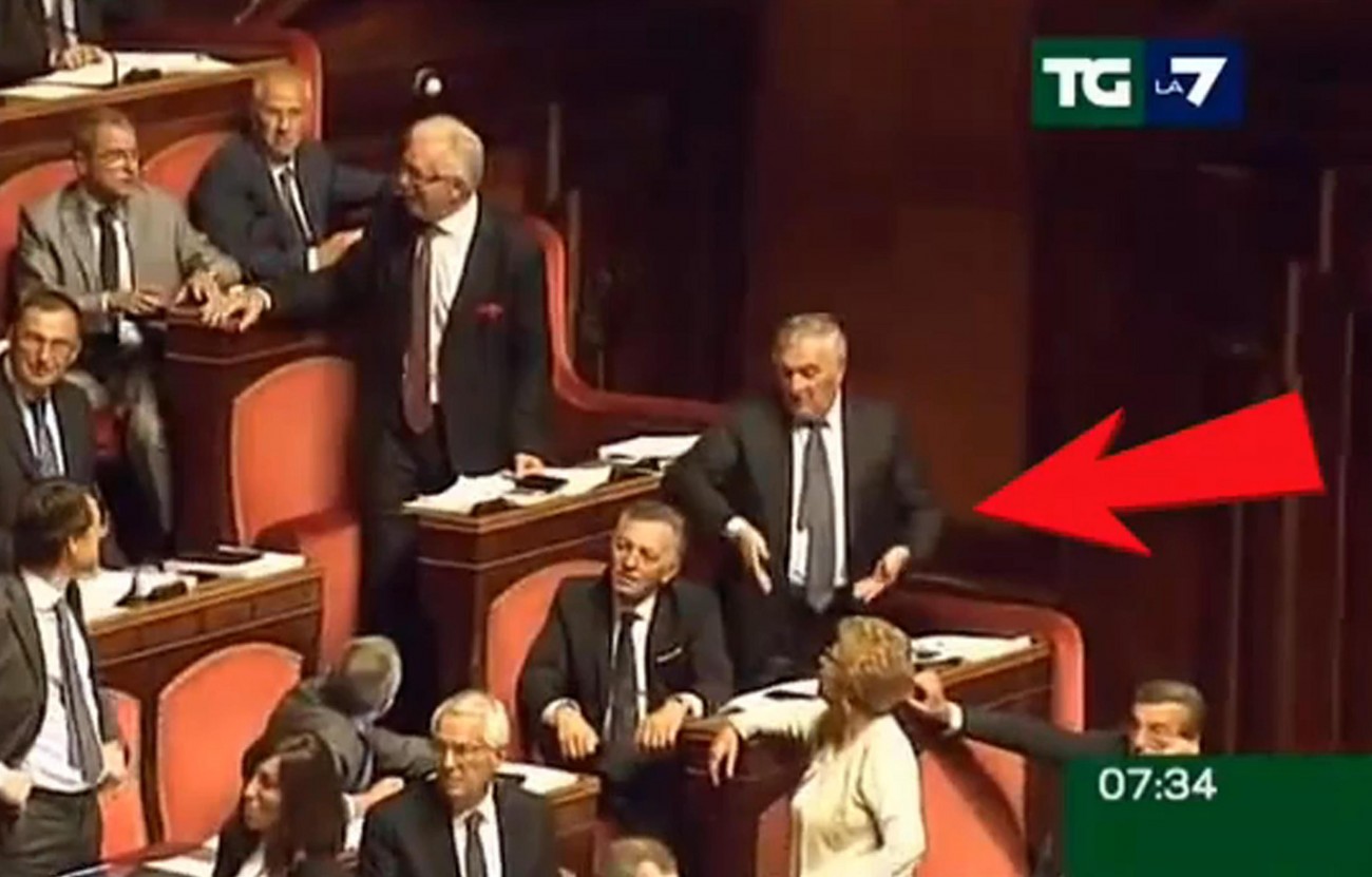 Tutti gli insulti, i gestacci e le parolacce in Parlamento