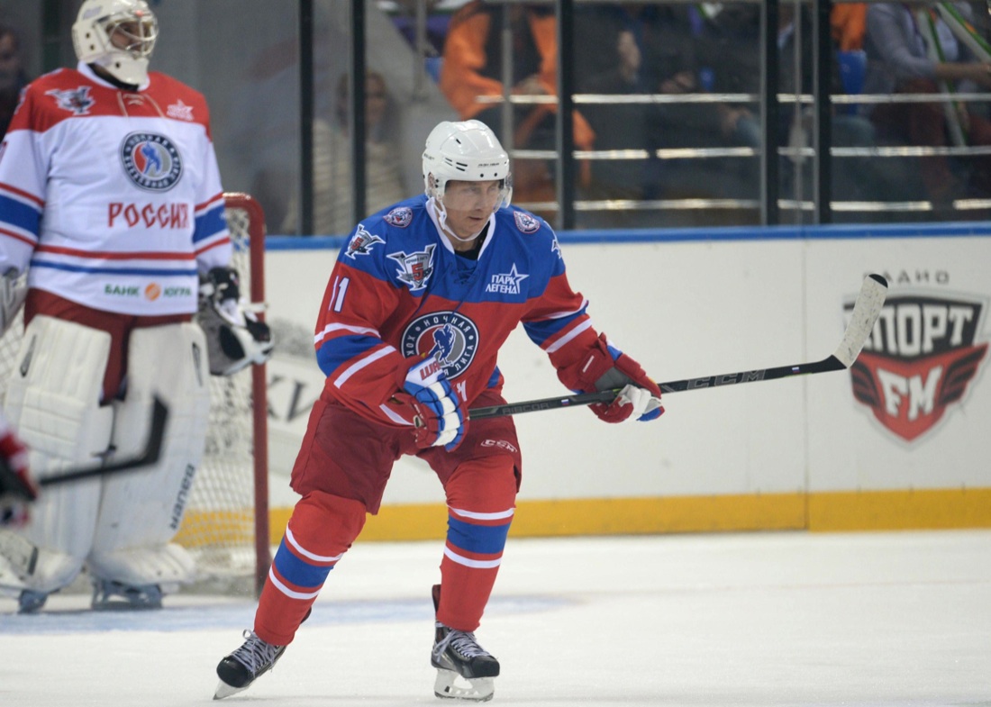 Putin festeggia gli anni giocando a hockey su ghiaccio