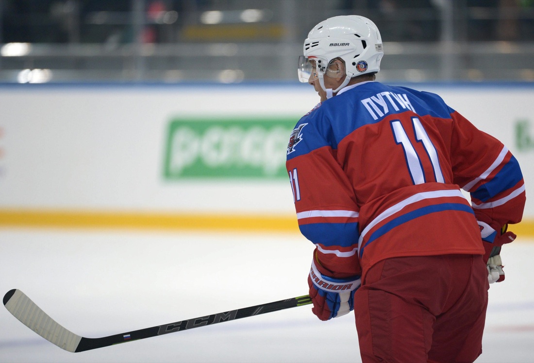 Putin festeggia gli anni giocando a hockey su ghiaccio