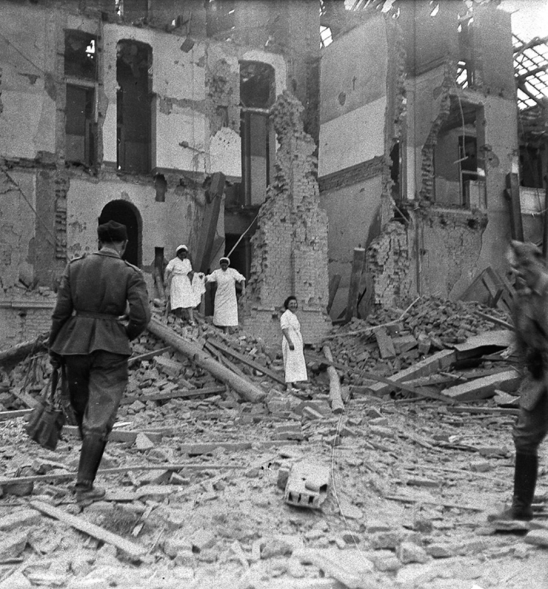 Bombe sulla croce rossa: quando l’ospedale è colpito (1915-2015) -foto Bombe sulla croce rossa: quando l’ospedale è colpito (1915-2015) -foto