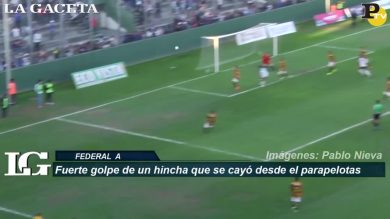 Argentina: durante la partita di calcio il tifoso cade in campo