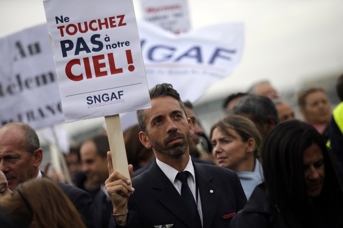 Air France: l’ira dei dipendenti per i licenziamenti – FOTO e VIDEO