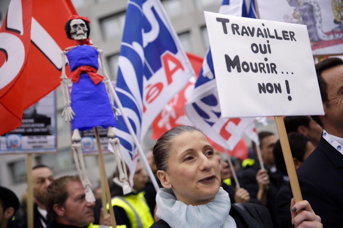 Air France: l’ira dei dipendenti per i licenziamenti – FOTO e VIDEO