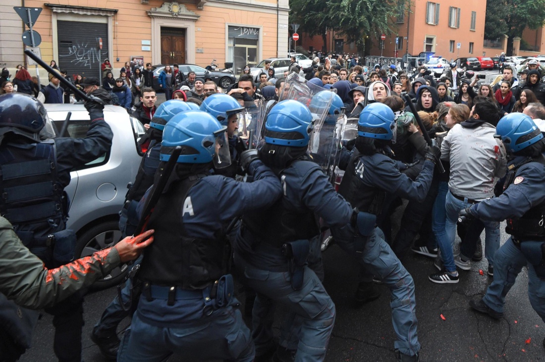 Bologna: scontri tra polizia e studenti Bologna: scontri tra polizia e studenti