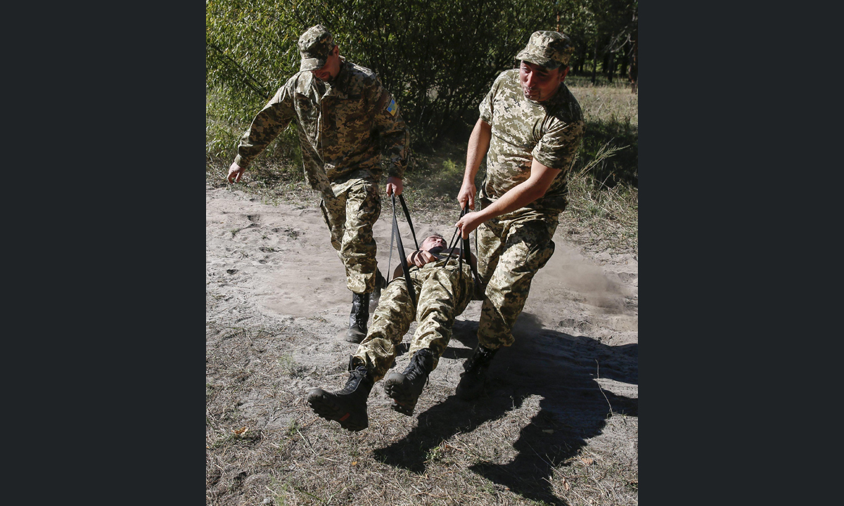 Ucraina, preti ortodossi a lezione di pronto soccorso – Foto