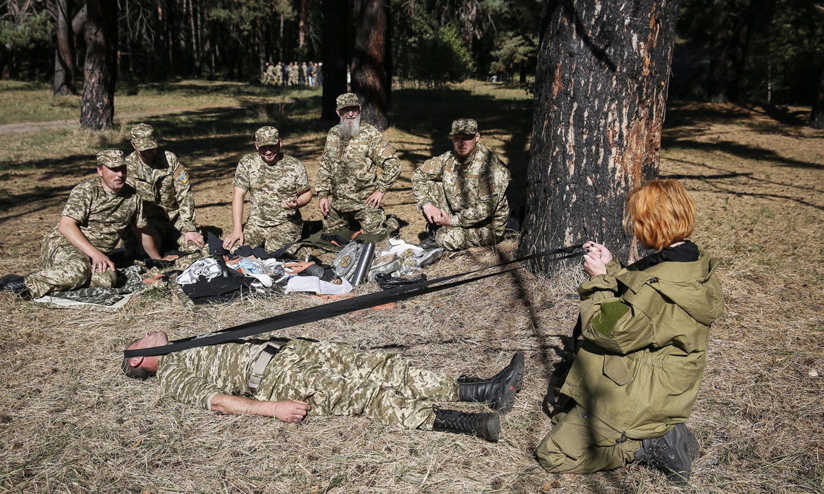Ucraina, preti ortodossi a lezione di pronto soccorso – Foto