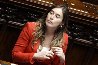 Renzi pare troppo di destra?  E la Boschi recluta i socialisti…