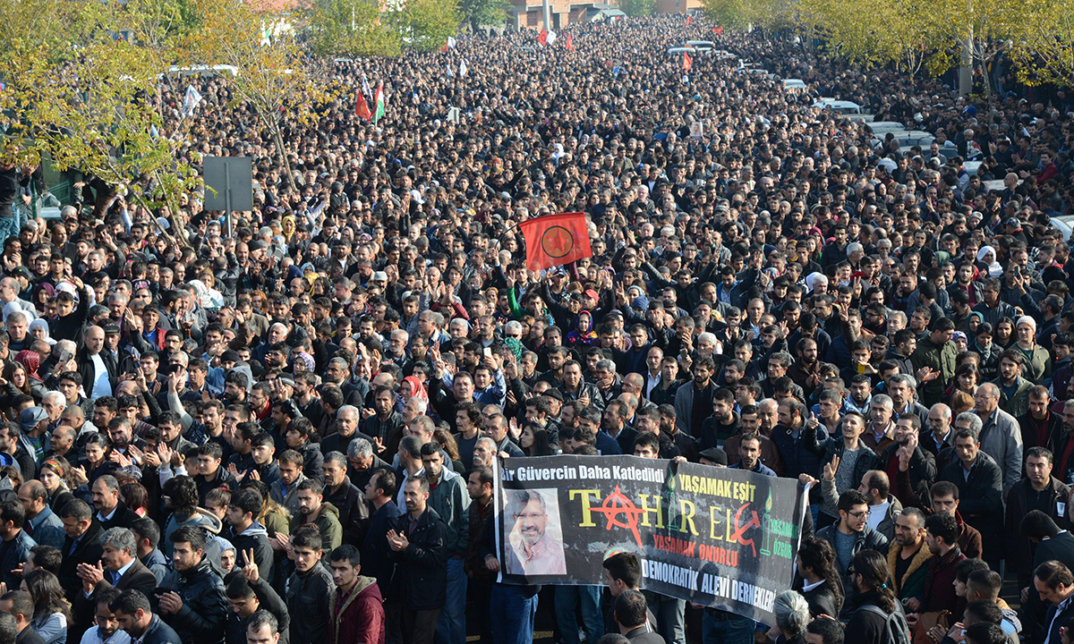 Turchia, 50.000 ai funerali dell’avvocato dei curdi – Foto