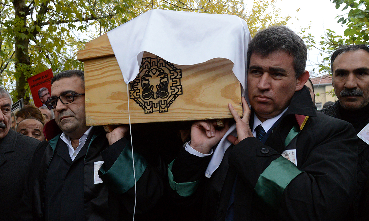 Turchia, 50.000 ai funerali dell’avvocato dei curdi – Foto