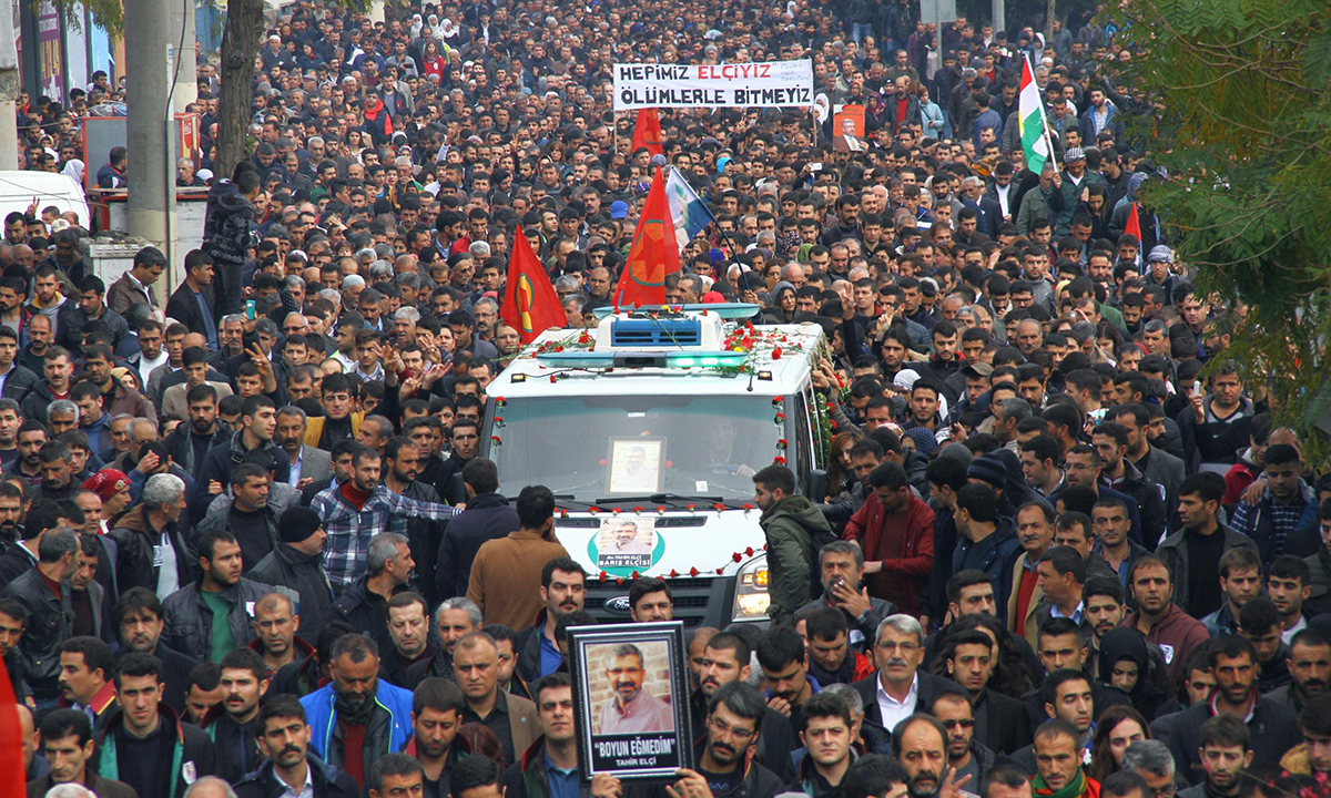 Turchia, 50.000 ai funerali dell’avvocato dei curdi – Foto