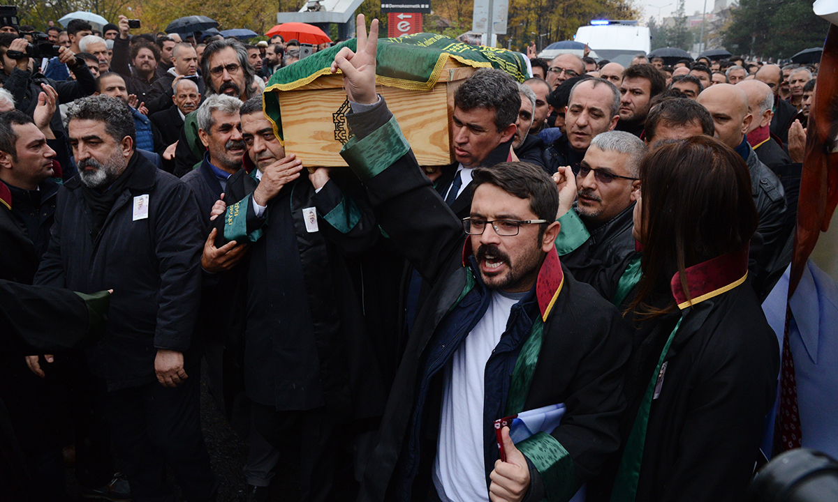 Turchia, 50.000 ai funerali dell’avvocato dei curdi – Foto