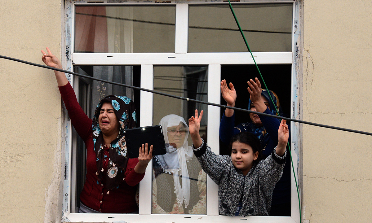 Turchia, 50.000 ai funerali dell’avvocato dei curdi – Foto