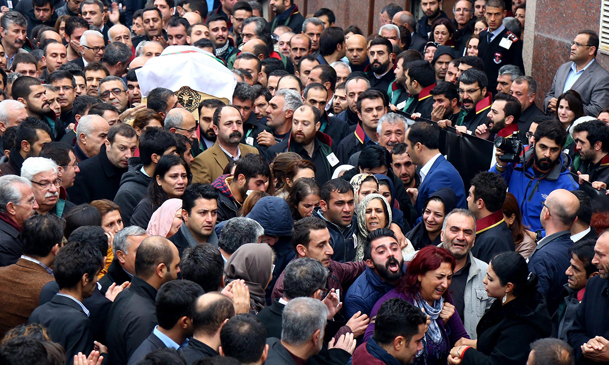 Turchia, 50.000 ai funerali dell’avvocato dei curdi – Foto