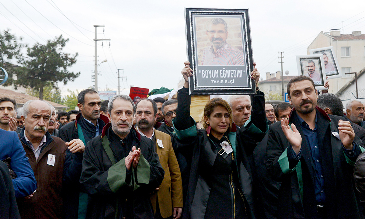 Turchia, 50.000 ai funerali dell’avvocato dei curdi – Foto