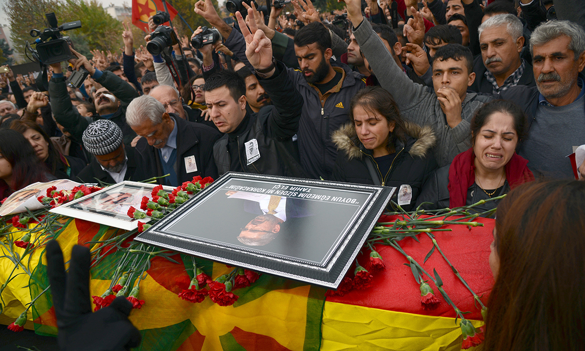 Turchia, 50.000 ai funerali dell’avvocato dei curdi – Foto