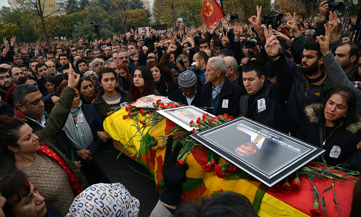 Turchia, 50.000 ai funerali dell’avvocato dei curdi – Foto