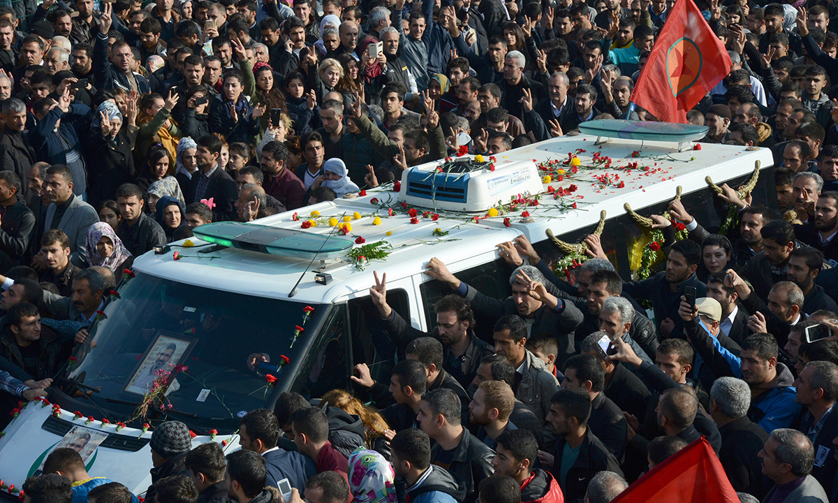 Turchia, 50.000 ai funerali dell’avvocato dei curdi – Foto