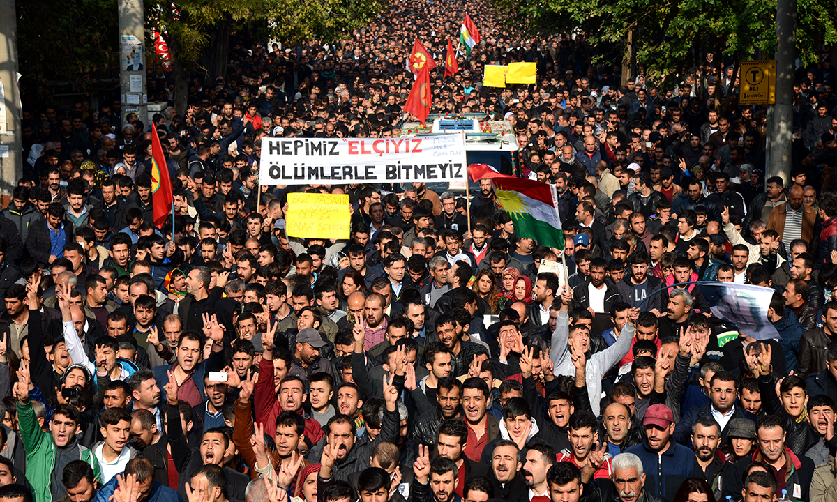 Turchia, 50.000 ai funerali dell’avvocato dei curdi – Foto