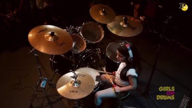 A 5 anni suona i System of a Down con la batteria