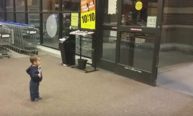 Bimbo vede per la prima volta le porte automatiche