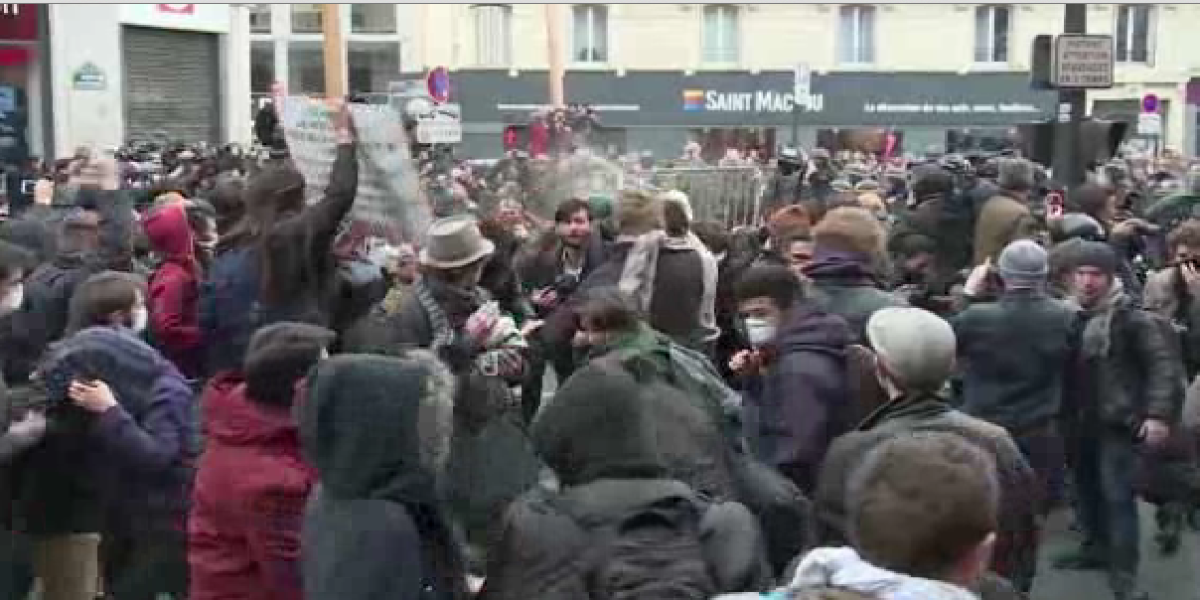 Galleria foto 'Parigi: scontri tra polizia e manifestanti – Foto' - foto 2