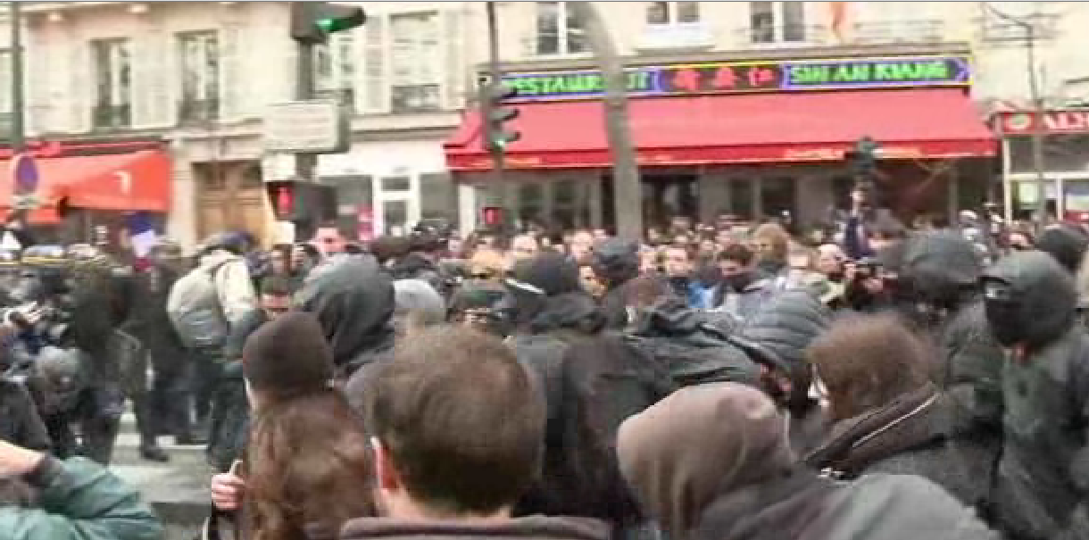 Parigi: scontri tra polizia e manifestanti – Foto Parigi: scontri tra polizia e manifestanti – Foto