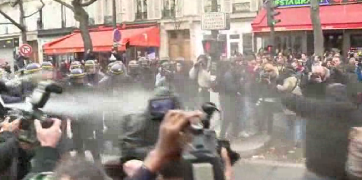 Galleria foto 'Parigi: scontri tra polizia e manifestanti – Foto' - foto 4