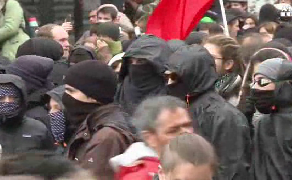 Parigi: scontri tra polizia e manifestanti – Foto Parigi: scontri tra polizia e manifestanti – Foto