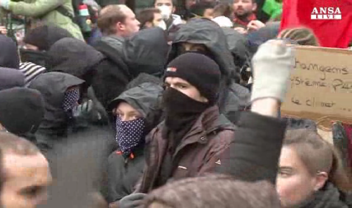 Parigi: scontri tra polizia e manifestanti – Foto Parigi: scontri tra polizia e manifestanti – Foto