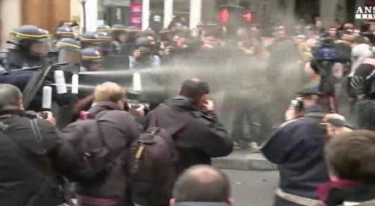 Parigi: scontri tra polizia e manifestanti – Foto Parigi: scontri tra polizia e manifestanti – Foto
