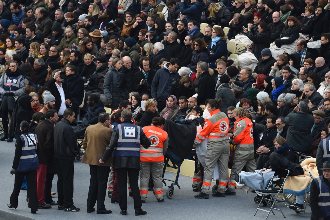 Parigi, omaggio alle vittime: “Noi continueremo a cantare” – Foto