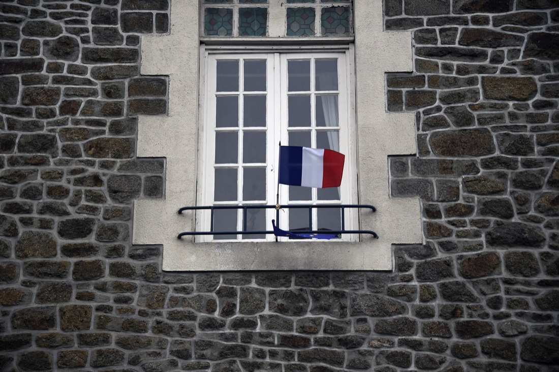 Parigi, omaggio alle vittime: “Noi continueremo a cantare” – Foto