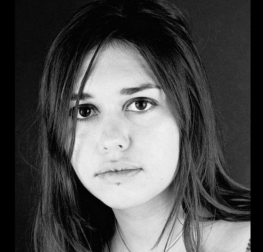 Parigi, omaggio alle vittime: “Noi continueremo a cantare” – Foto