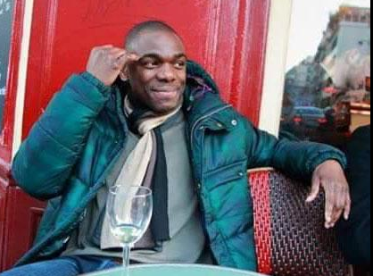 Parigi, omaggio alle vittime: “Noi continueremo a cantare” – Foto