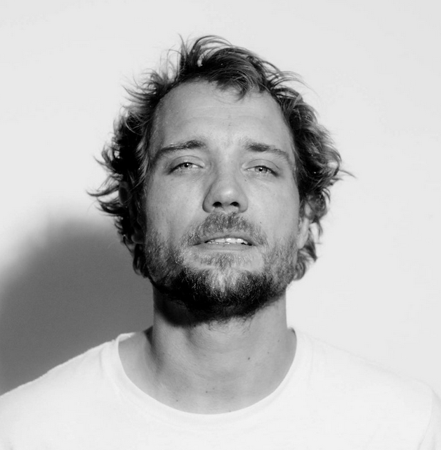 Parigi, omaggio alle vittime: “Noi continueremo a cantare” – Foto