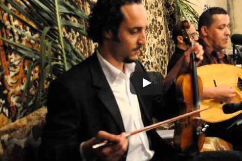 Parigi, omaggio alle vittime: “Noi continueremo a cantare” – Foto