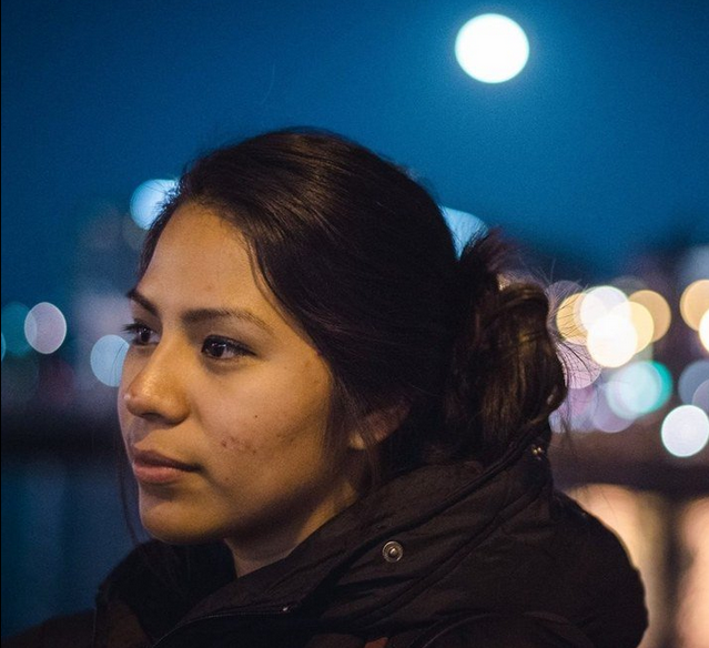 Parigi, omaggio alle vittime: “Noi continueremo a cantare” – Foto