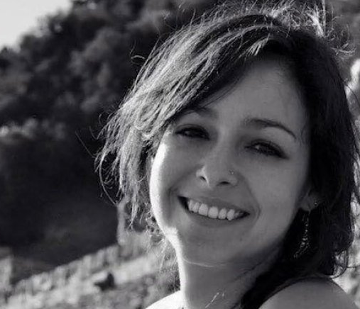 Parigi, omaggio alle vittime: “Noi continueremo a cantare” – Foto