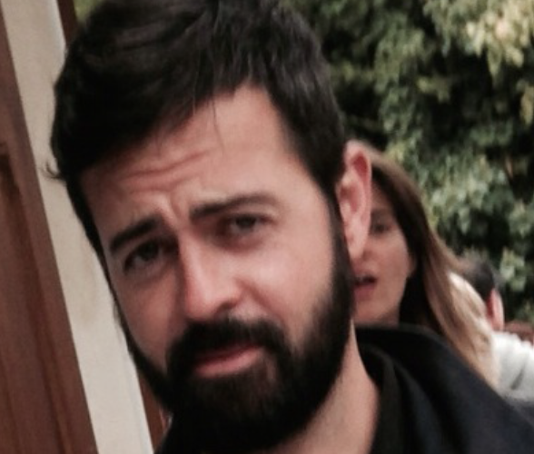 Parigi, omaggio alle vittime: “Noi continueremo a cantare” – Foto