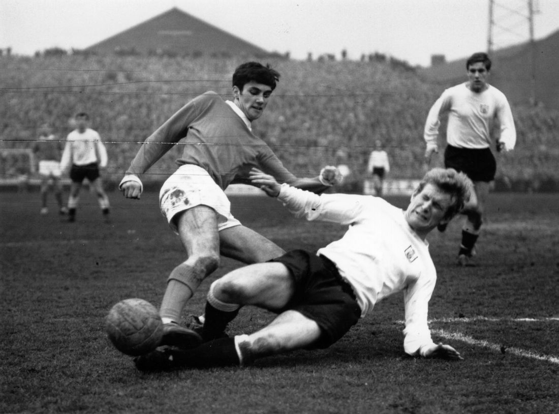 Dieci anni fa moriva George Best. Con lui, il calcio diventò poesia Dieci anni fa moriva George Best. Con lui, il calcio diventò poesia