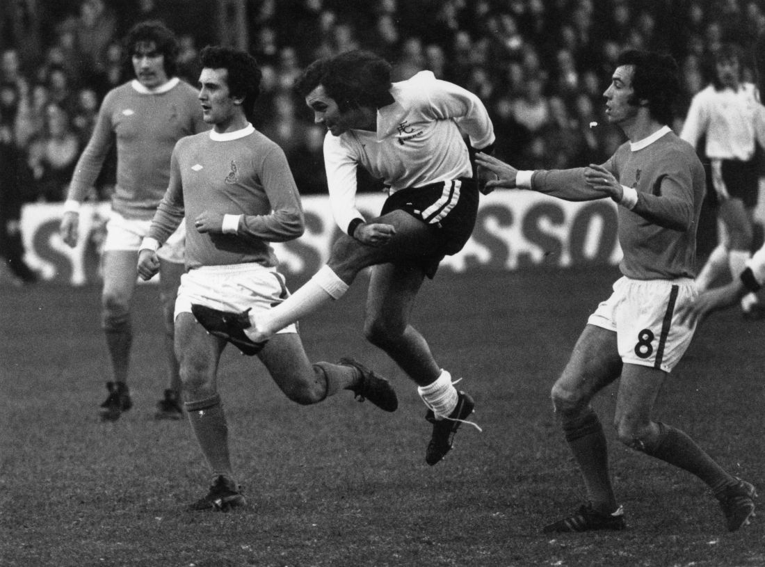 Dieci anni fa moriva George Best. Con lui, il calcio diventò poesia Dieci anni fa moriva George Best. Con lui, il calcio diventò poesia