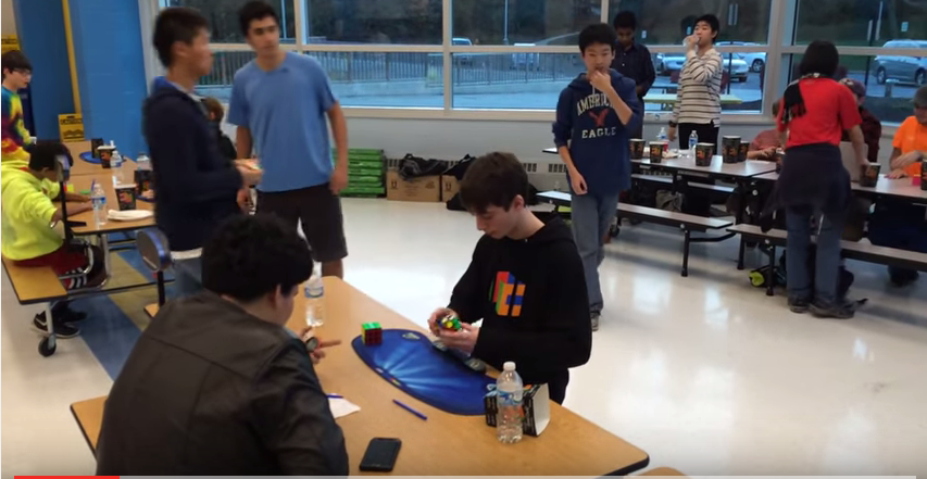 A 14 anni risolve il cubo di Rubik in 4.90 secondi A 14 anni risolve il cubo di Rubik in 4.90 secondi